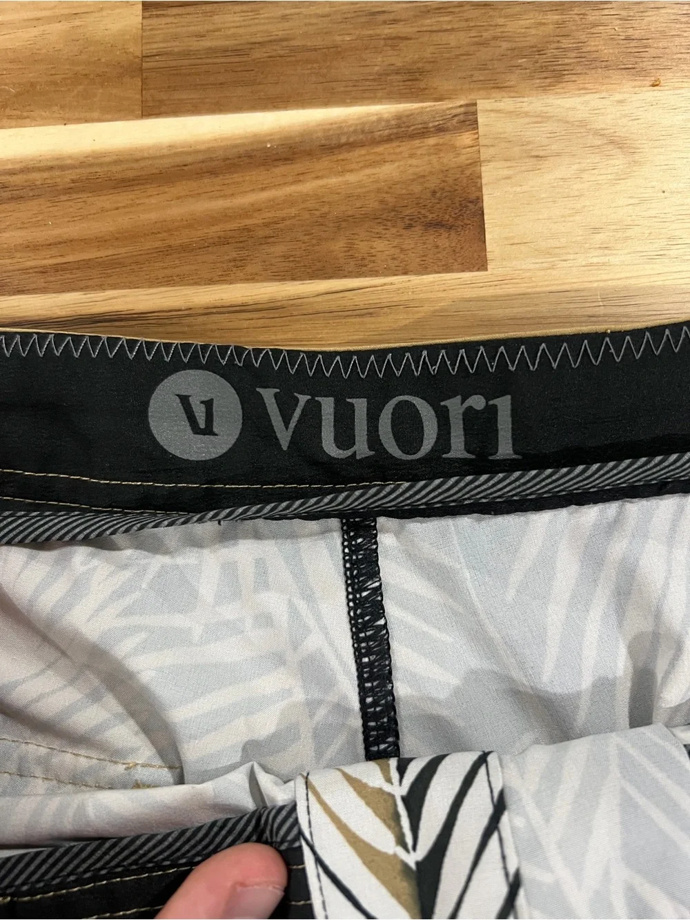Vuori Men's Palm Leaf Swim Trunks - Tan/Black/White - Size 33